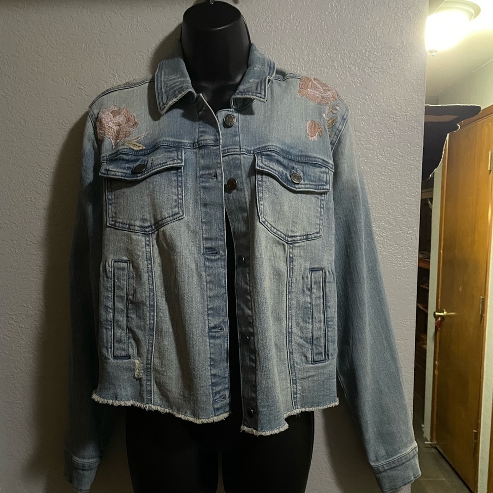 Mossimo Cropped Distressed Denim Jacket Floral Embroidery Fringe Bottom - xl